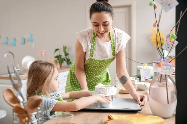 Little Girl Her Mother Preparing Easter Cake Kitchen — Stock Photo, Image