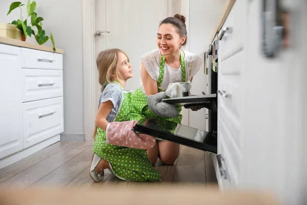 Menina Sua Mãe Colocando Assadeira Com Bolo Páscoa Forno Cozinha — Fotografia de Stock