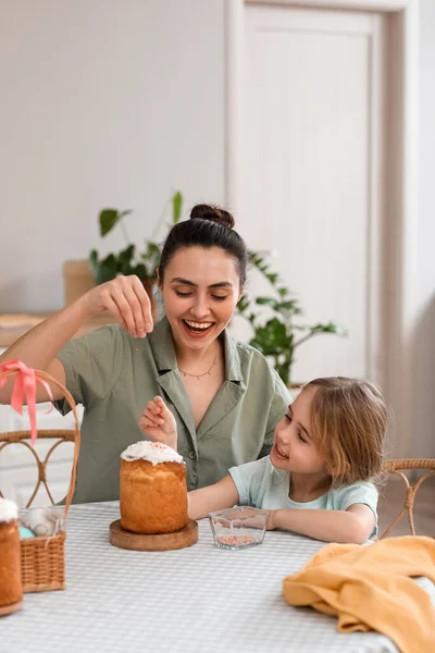 Little Girl Her Mother Sprinkling Easter Cakes Kitchen — Stock Photo, Image