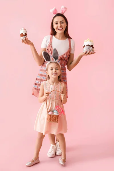 Malá Dívka Její Matka Chutné Velikonoční Koláče Vejce Košíku Růžovém — Stock fotografie