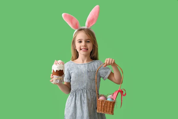 小女孩 带着美味的复活节蛋糕和绿色背景的鸡蛋 — 图库照片