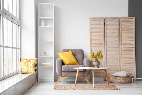 Interieur Eines Modernen Wohnzimmers Mit Sessel Tisch Und Mimosenblumen Vase — Stockfoto