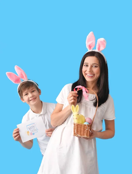 Kleine Jongen Zijn Moeder Met Paastaart Konijn Eieren Wenskaart Blauwe — Stockfoto