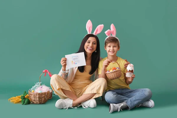 Kleine Jongen Zijn Moeder Met Wenskaart Paastaart Eieren Groene Achtergrond — Stockfoto