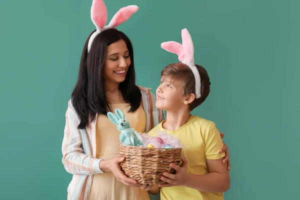 Bambino Sua Madre Con Cesto Uova Pasqua Sfondo Verde — Foto Stock