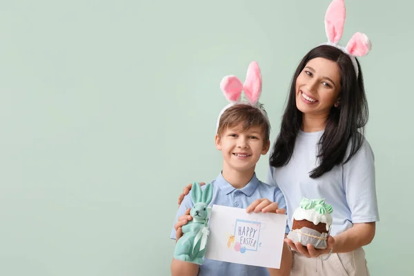 Kleine Jongen Zijn Moeder Met Wenskaart Paastaart Konijn Groene Achtergrond — Stockfoto