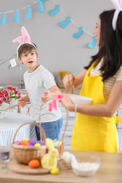 Mooie Vrouw Met Haar Kleine Zoon Koken Keuken Pasen Dag — Stockfoto