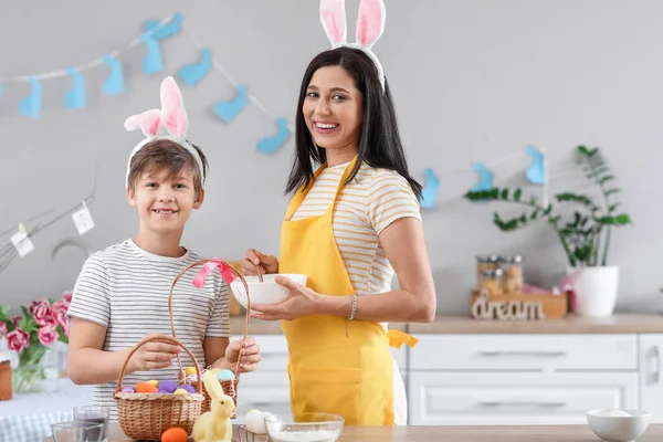 Mooie Vrouw Met Haar Kleine Zoon Koken Keuken Pasen Dag — Stockfoto