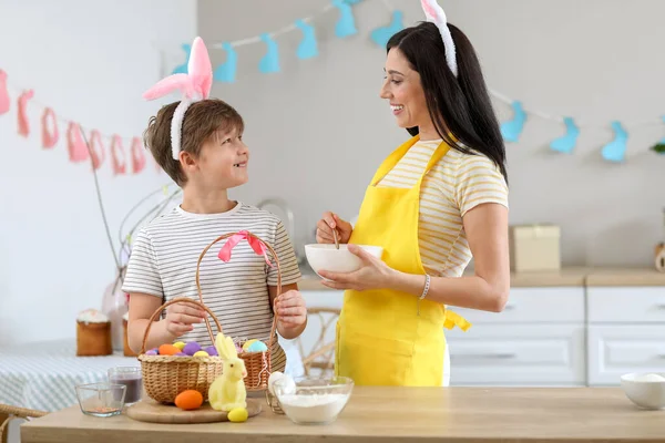 Mooie Vrouw Met Haar Kleine Zoon Koken Keuken Pasen Dag — Stockfoto