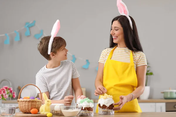 Kleine Jongen Zijn Moeder Versieren Paastaart Keuken — Stockfoto