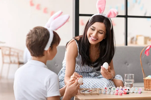 Mooie Vrouw Met Haar Zoontje Die Thuis Paaseieren Schildert — Stockfoto