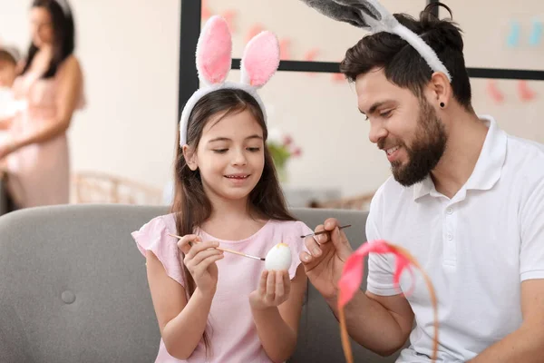 Little Girl Her Father Painting Easter Eggs Home — Stock Photo, Image