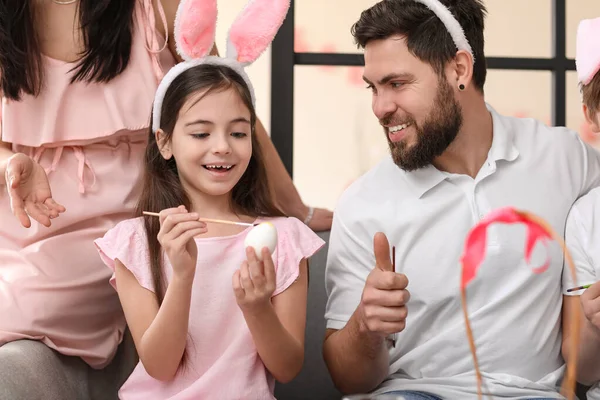 Kleines Mädchen Hasenohren Mit Ihrer Familie Beim Bemalen Von Ostereiern — Stockfoto