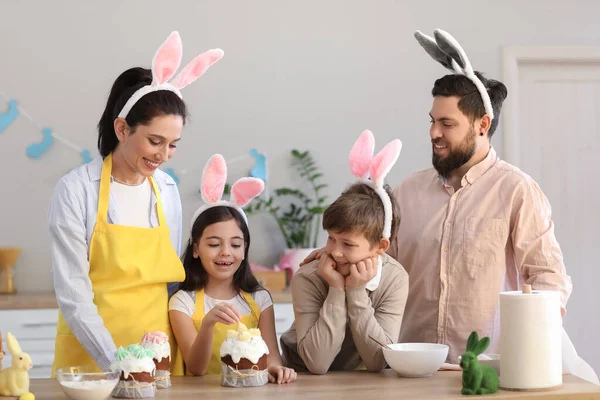 Szczęśliwa Rodzina Króliczych Uszach Ciastkami Wielkanocnymi Domu — Zdjęcie stockowe
