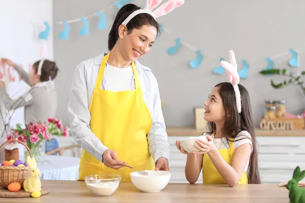 Dziewczynka Matką Gotuje Kuchni Wielkanoc — Zdjęcie stockowe