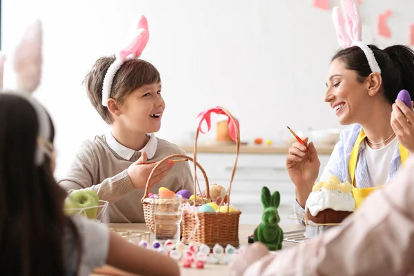 Küçük Çocuk Ailesiyle Birlikte Mutfakta Paskalya Yumurtası Boyuyor — Stok fotoğraf