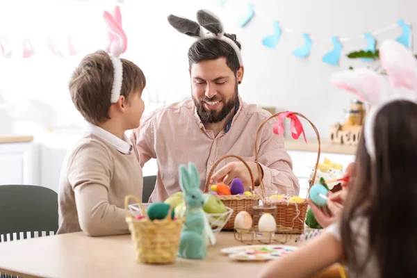 Przystojniak Swoim Synkiem Świętują Wielkanoc Kuchni — Zdjęcie stockowe