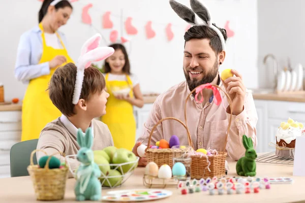 Šťastný Otec Svým Synem Velikonočními Vejci Kuchyni — Stock fotografie