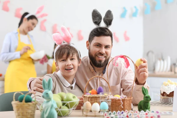 Gelukkige Vader Met Zijn Zoontje Paaseieren Keuken — Stockfoto