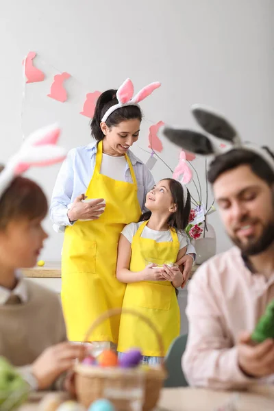 Kleines Mädchen Kocht Ostersonntag Mit Mutter Küche — Stockfoto