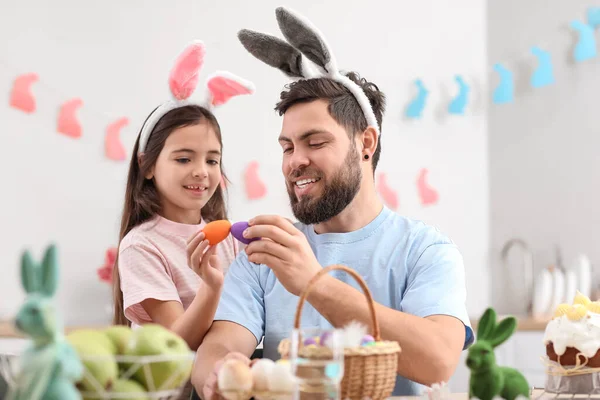 小さな女の子とともに彼女の父破壊イースターの卵でキッチン — ストック写真