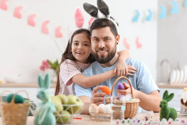 Little Girl Hugging Her Father Kitchen Easter Day — Stock Photo, Image