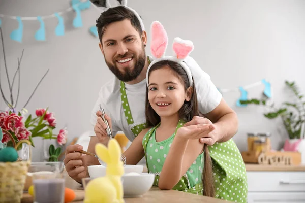 Cute Little Girl Ojcem Gotowanie Kuchni Wielkanoc — Zdjęcie stockowe