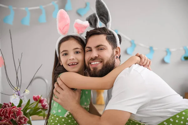 Glückliches Kleines Mädchen Und Ihr Vater Hasenohren Hause Ostersonntag — Stockfoto