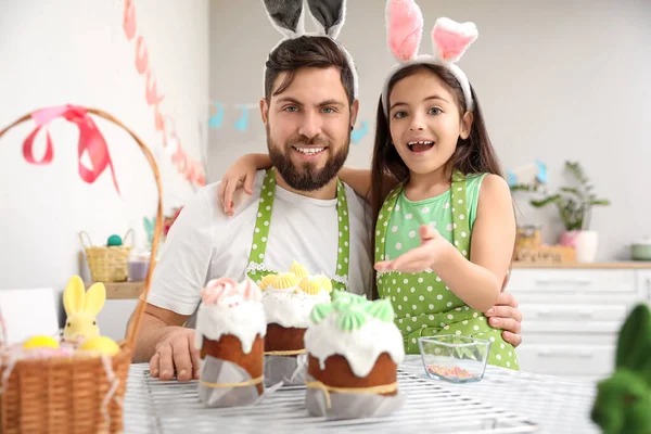 Bonne Petite Fille Avec Son Père Gâteaux Pâques Dans Cuisine — Photo