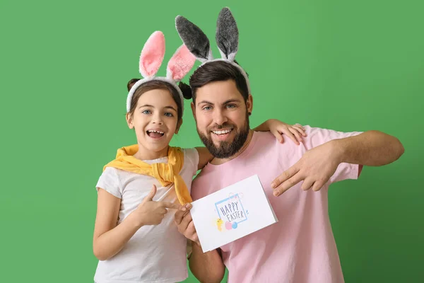Dívka Její Otec Ukazuje Pozdrav Textem Šťastné Velikonoce Zeleném Pozadí — Stock fotografie