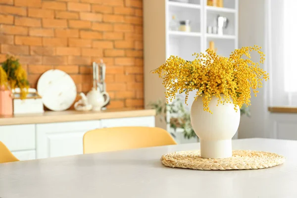 キッチンのダイニングテーブルで美しいミモザの花と花瓶 国際女性デーのお祝い — ストック写真