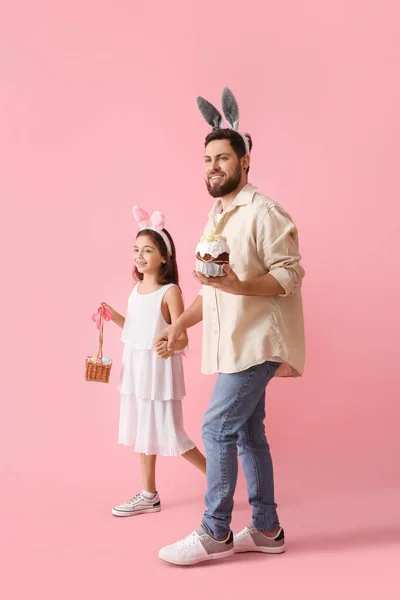 Little Girl Her Father Easter Cake Eggs Pink Background — Stock Photo, Image