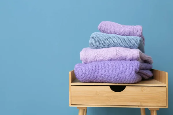Montón Suéteres Elegantes Mesa Cerca Pared Color — Foto de Stock