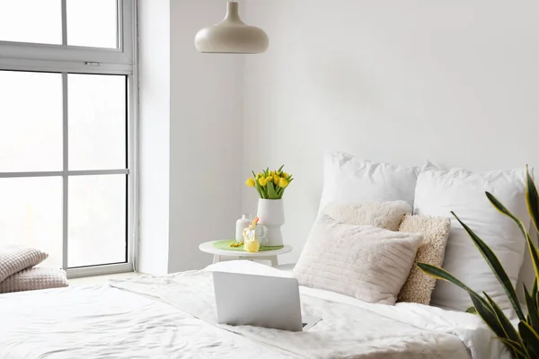 Comfortabel Bed Met Moderne Laptop Vaas Met Tulpen Paasinrichting Tafel — Stockfoto