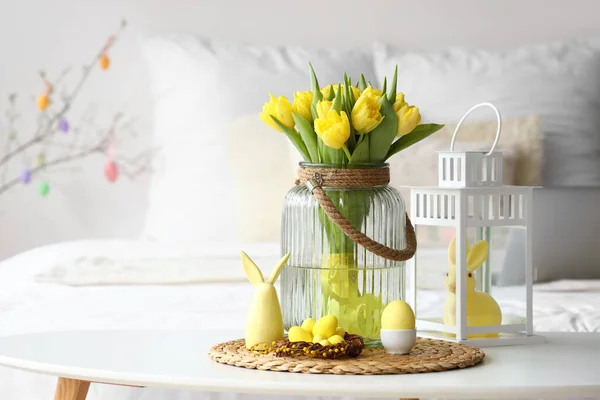 Váza Tulipánnal Fészek Húsvéti Tojással Dekoráció Asztalon Világos Szobában — Stock Fotó