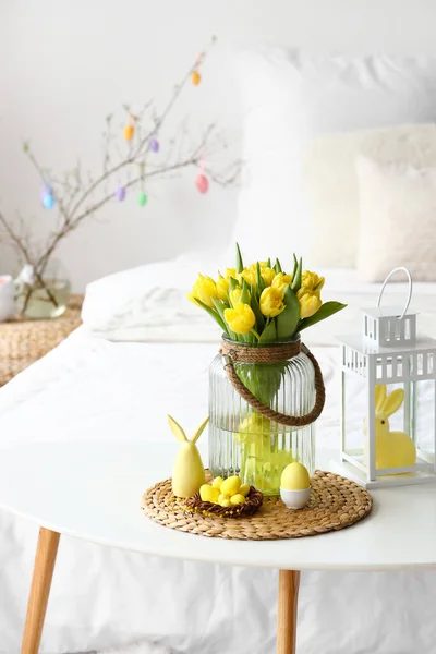 Jarrón Con Tulipanes Nido Con Huevos Pascua Decoración Mesa Sala — Foto de Stock