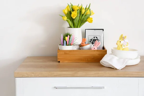 Caja Madera Con Decoración Pascua Hermosos Tulipanes Mostrador Cerca Pared — Foto de Stock