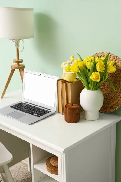 Moderne Laptop Vaas Met Tulpen Paashaas Tafel Nabij Kleurenmuur — Stockfoto