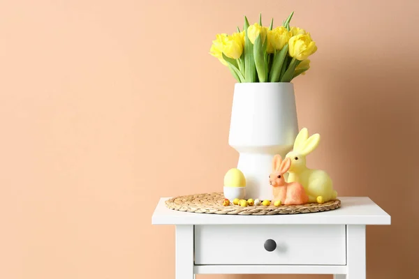 Vaas Met Tulpen Paaseieren Konijnen Tafel Bij Kleurenmuur — Stockfoto