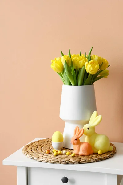Ваза Тюльпанами Пасхальные Яйца Кролики Столе Рядом Цветной Стеной — стоковое фото