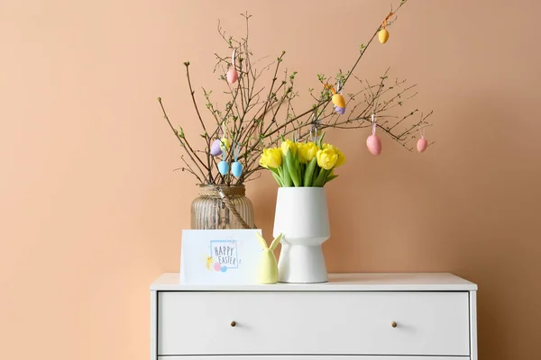 Ramas Árboles Decoradas Con Huevos Pintados Tulipanes Tarjeta Felicitación Con — Foto de Stock
