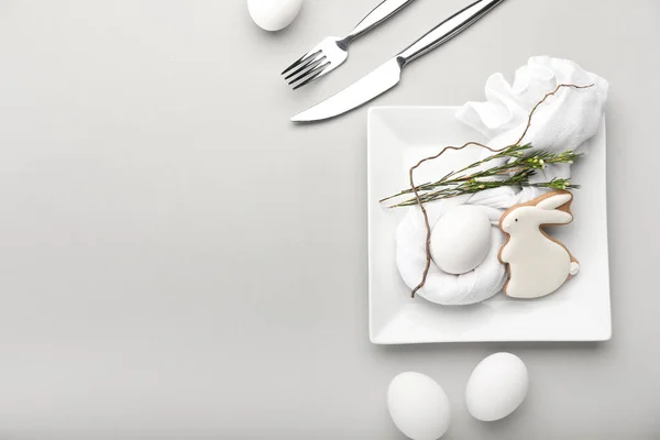 Stilvolle Tischdekoration Mit Osterkeksen Auf Hellem Hintergrund — Stockfoto
