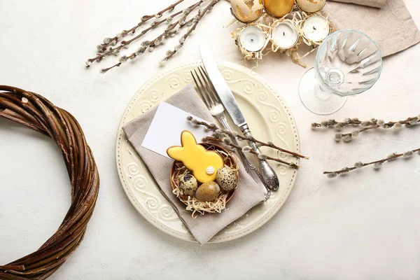 Stilvolle Tischdekoration Mit Osterkeksen Auf Hellem Hintergrund — Stockfoto