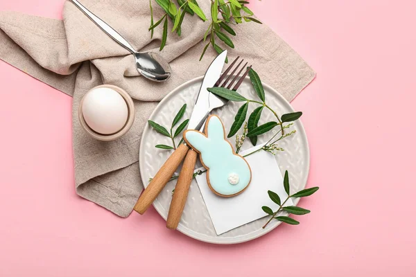 Stilvolle Tischdekoration Mit Osterkeksen Auf Rosa Hintergrund — Stockfoto