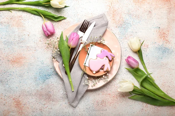 Stilvolle Tischdekoration Mit Osterkeksen Auf Hellem Grunge Hintergrund — Stockfoto