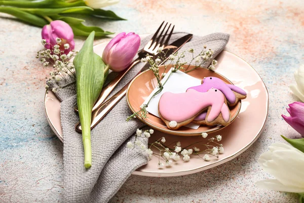 Stilvolle Tischdekoration Mit Osterkeksen Auf Hellem Grunge Hintergrund — Stockfoto