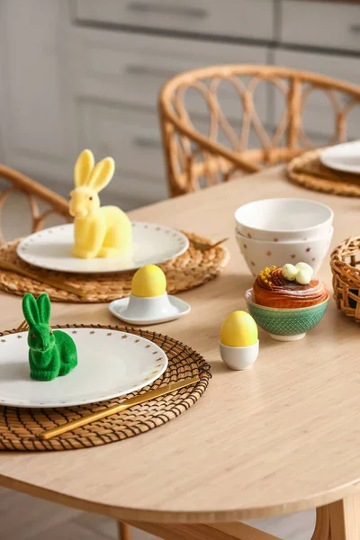 Festive Table Setting Yellow Tulips Easter Rabbits Kitchen Closeup — Stock Photo, Image