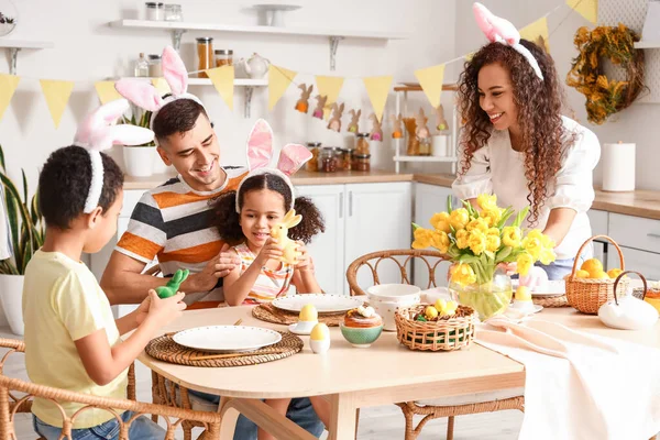 Bonne Famille Table Dans Cuisine Jour Pâques — Photo