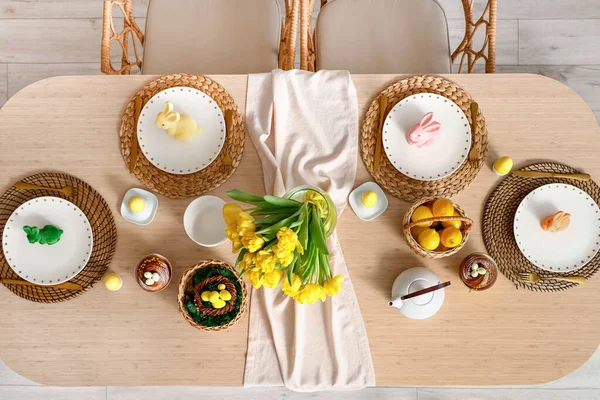 Festive Table Setting Yellow Tulips Easter Rabbits Kitchen — Stock Photo, Image