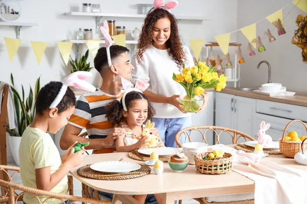 Šťastná Rodina Jídelního Stolu Kuchyni Velikonocích — Stock fotografie